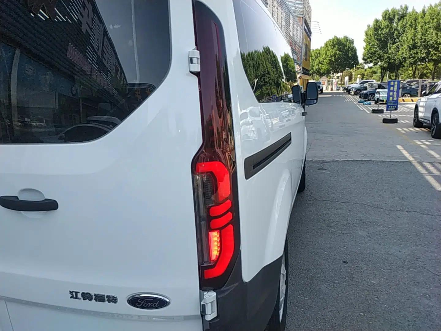Ford Transit 2023 2.0T Diesel Manual Multifunction Commercial Vehicle Short Wheelbase Low Roof 5/6 Seats — миниатюра 7