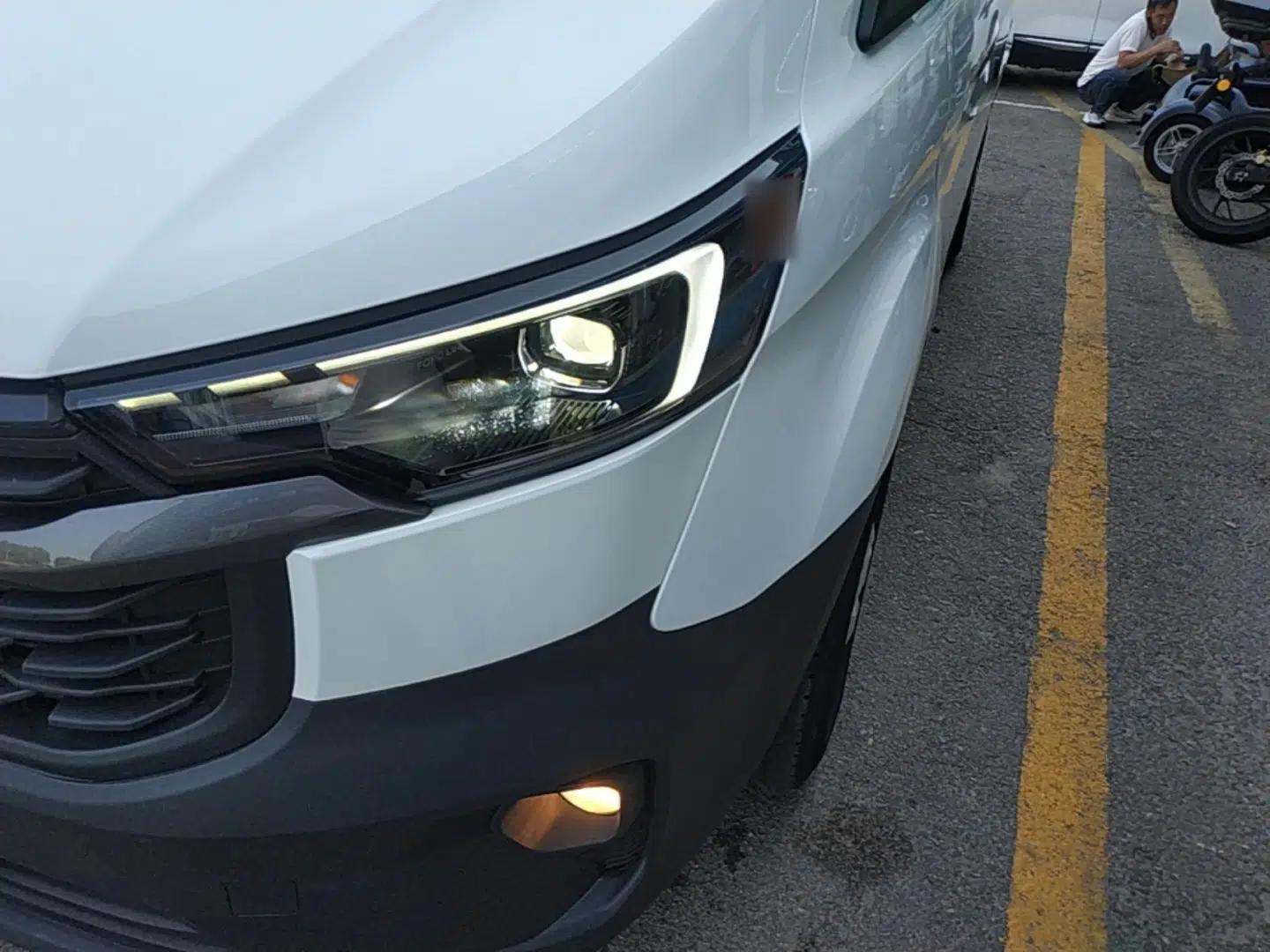 Ford Transit 2023 2.0T Diesel Manual Multifunction Commercial Vehicle Short Wheelbase Low Roof 5/6 Seats — миниатюра 9
