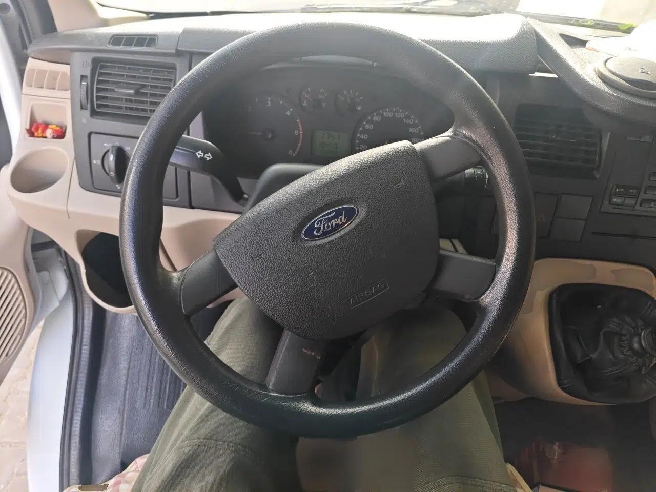 Ford Transit Custom 2013 2.4T Diesel Economical Logistics Vehicle Short Wheelbase Mid-Roof China III Standard — миниатюра 9