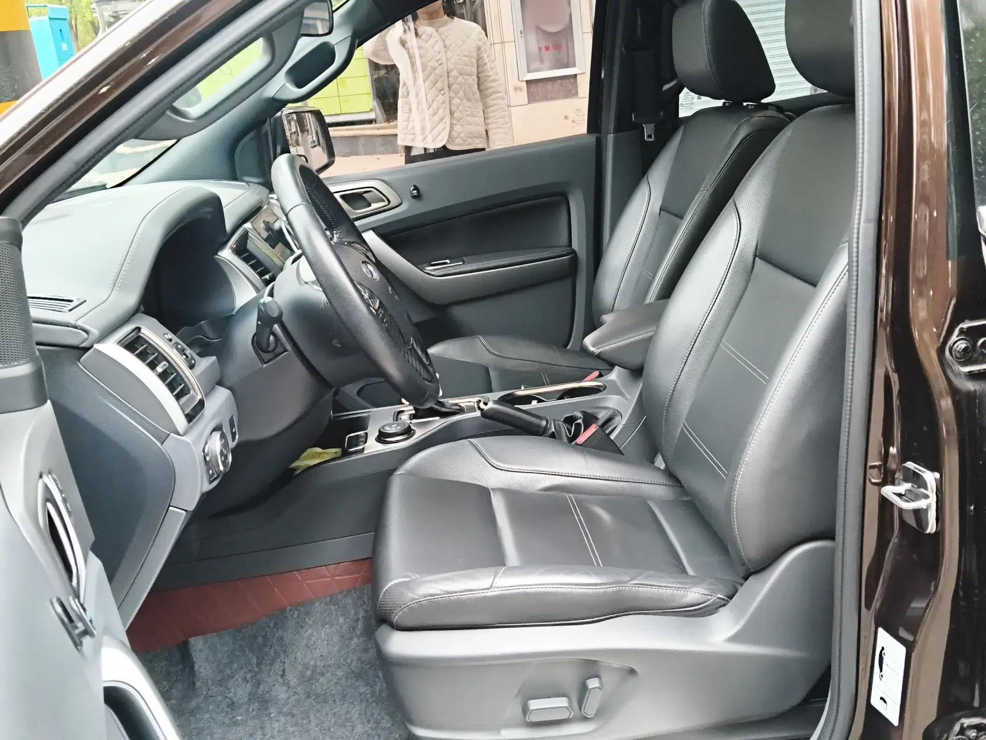 Ford Everest 2017 2.0T Gasoline Automatic 4x4 Luxury Edition 7 Seats — миниатюра 14