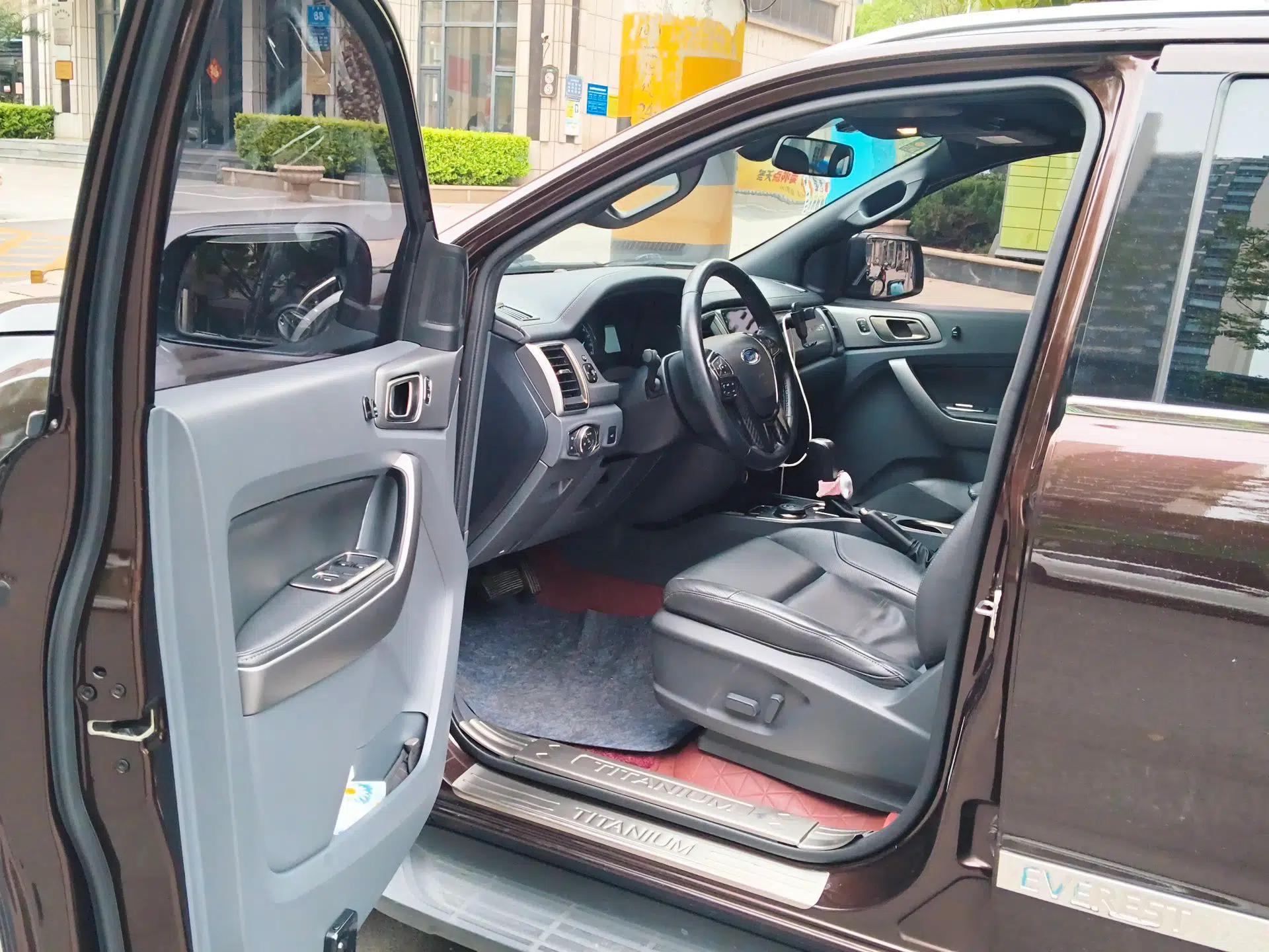 Ford Everest 2017 2.0T Gasoline Automatic 4x4 Luxury Edition 7 Seats — миниатюра 19