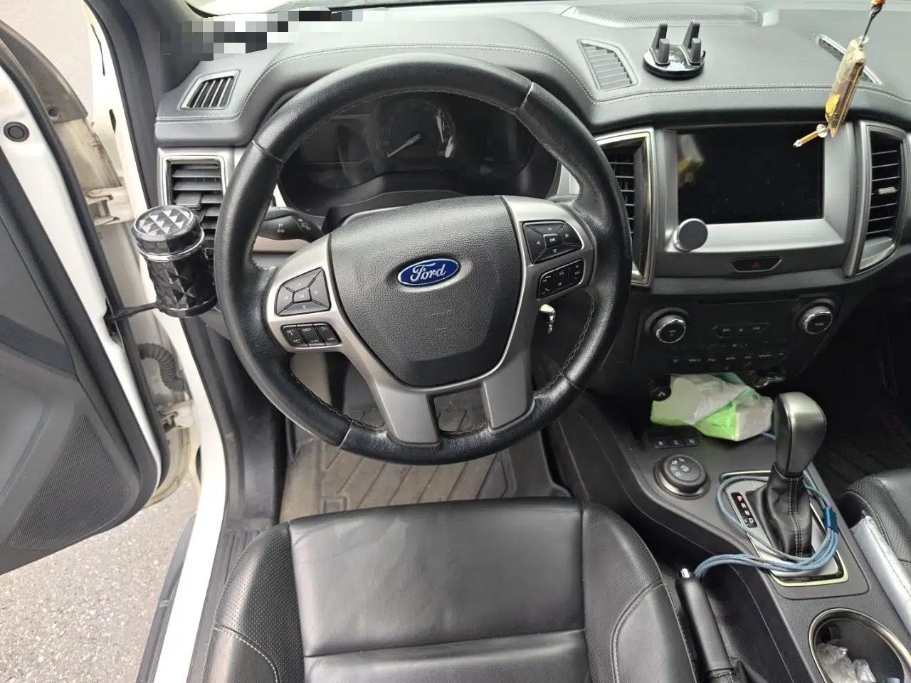 Ford Everest 2017 2.0T Gasoline Automatic 4x4 Luxury Edition 5 Seats — миниатюра 11