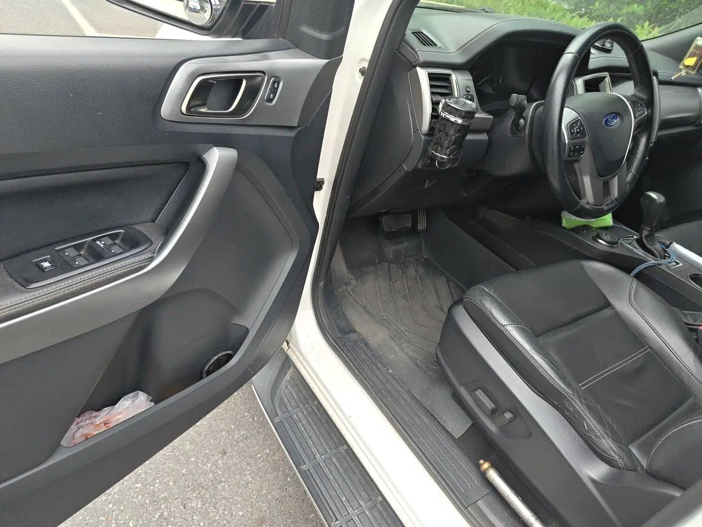 Ford Everest 2017 2.0T Gasoline Automatic 4x4 Luxury Edition 5 Seats — миниатюра 17