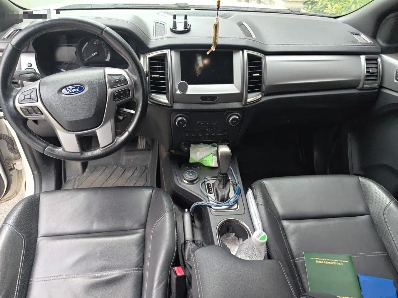 Ford Everest 2017 2.0T Gasoline Automatic 4x4 Luxury Edition 5 Seats — миниатюра 10