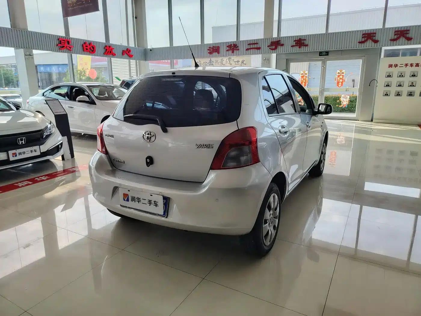 2011 Toyota Yaris 1.6E Automatic Dynamic Edition — миниатюра 11
