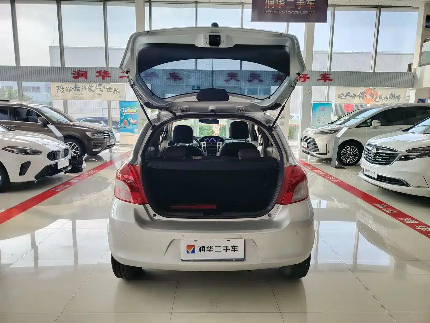 2011 Toyota Yaris 1.6E Automatic Dynamic Edition — миниатюра 12