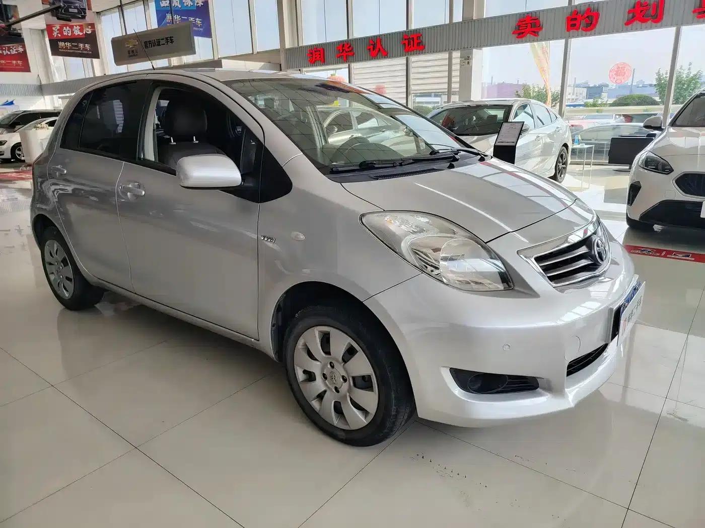 2011 Toyota Yaris 1.6E Automatic Dynamic Edition — миниатюра 3