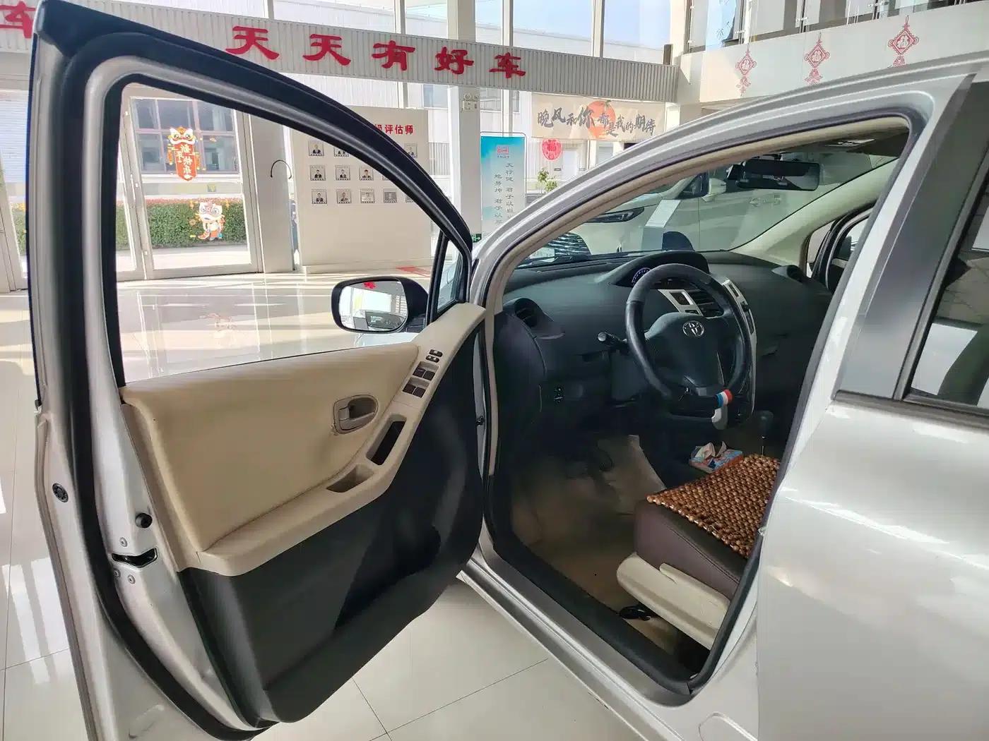 2011 Toyota Yaris 1.6E Automatic Dynamic Edition — миниатюра 4