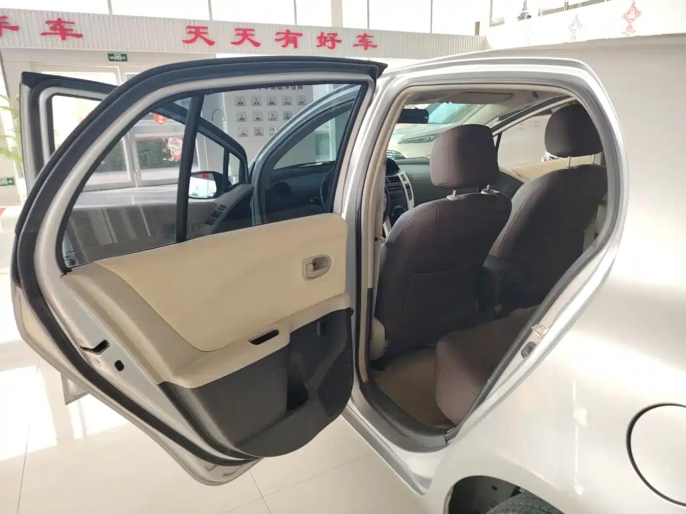 2011 Toyota Yaris 1.6E Automatic Dynamic Edition — миниатюра 5