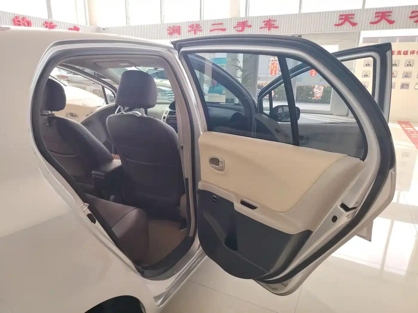 2011 Toyota Yaris 1.6E Automatic Dynamic Edition — миниатюра 6