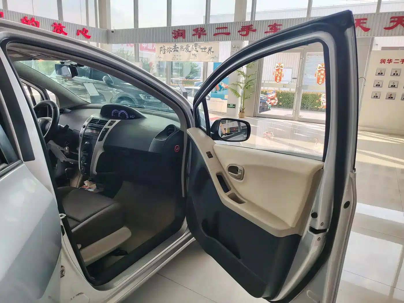 2011 Toyota Yaris 1.6E Automatic Dynamic Edition — миниатюра 7
