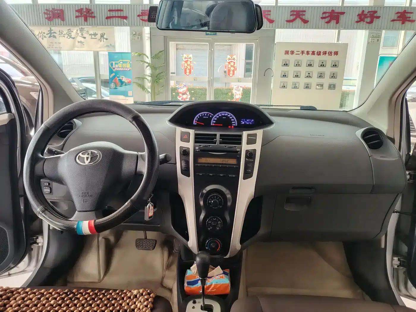 2011 Toyota Yaris 1.6E Automatic Dynamic Edition — миниатюра 8