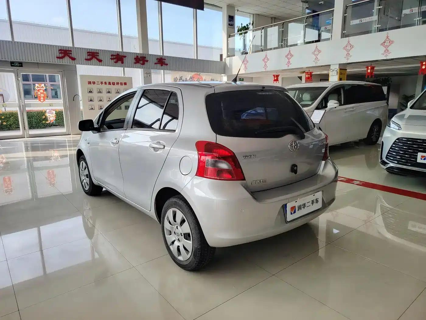 2011 Toyota Yaris 1.6E Automatic Dynamic Edition — миниатюра 10
