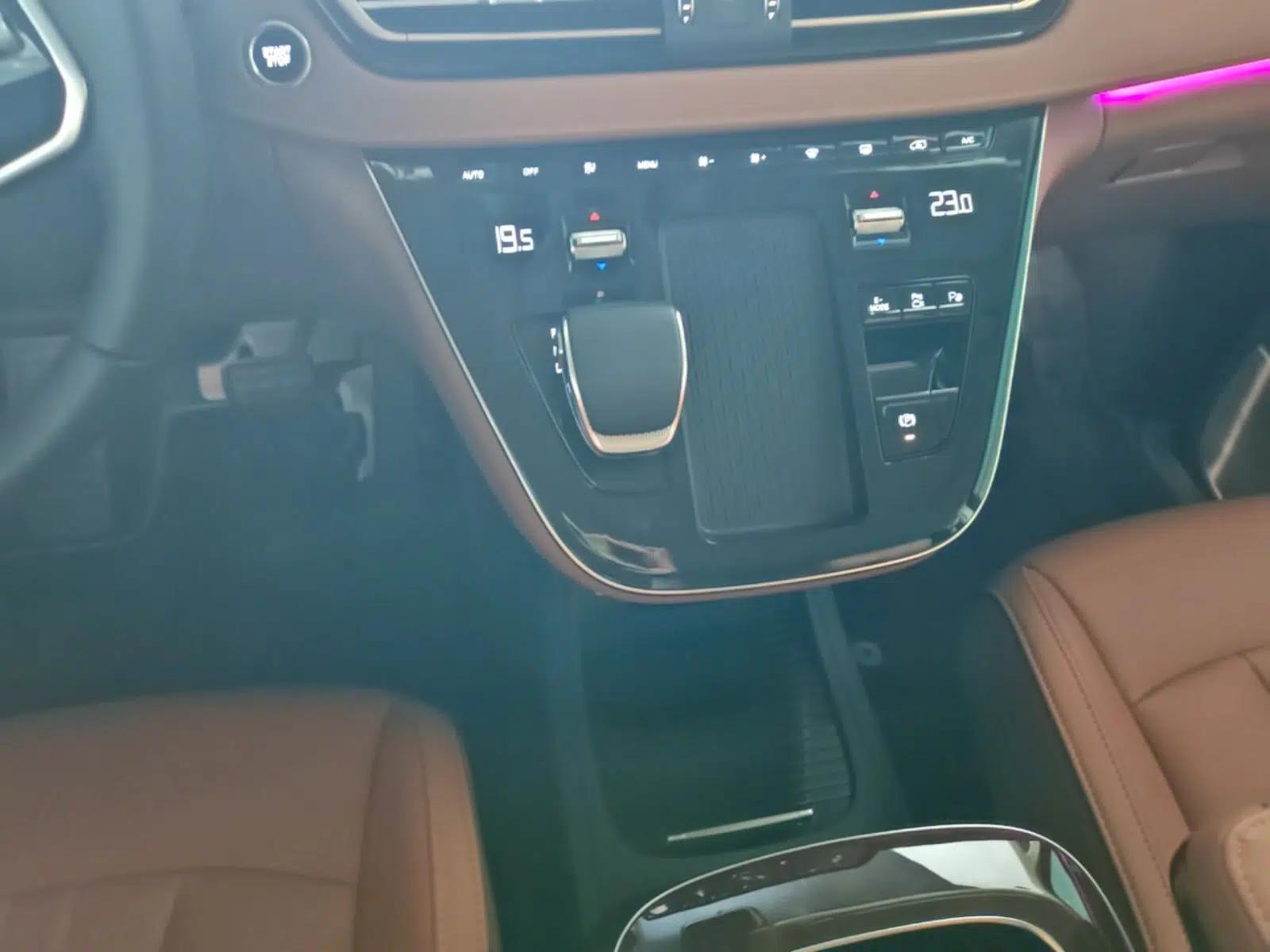 Hongqi HQ9 PHEV 2024 2.0T Four-Wheel Drive Luxury Edition — миниатюра 17