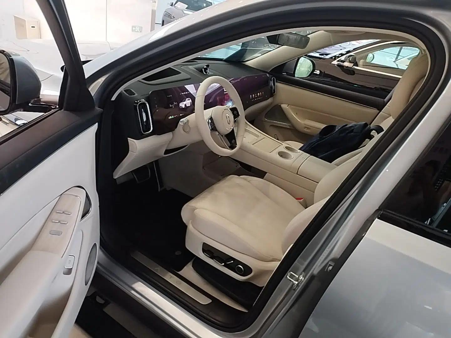 Hima AITO M8 2025 Extended-Range Max+ Version 53.4 kWh 5-Seater Edition — миниатюра 19