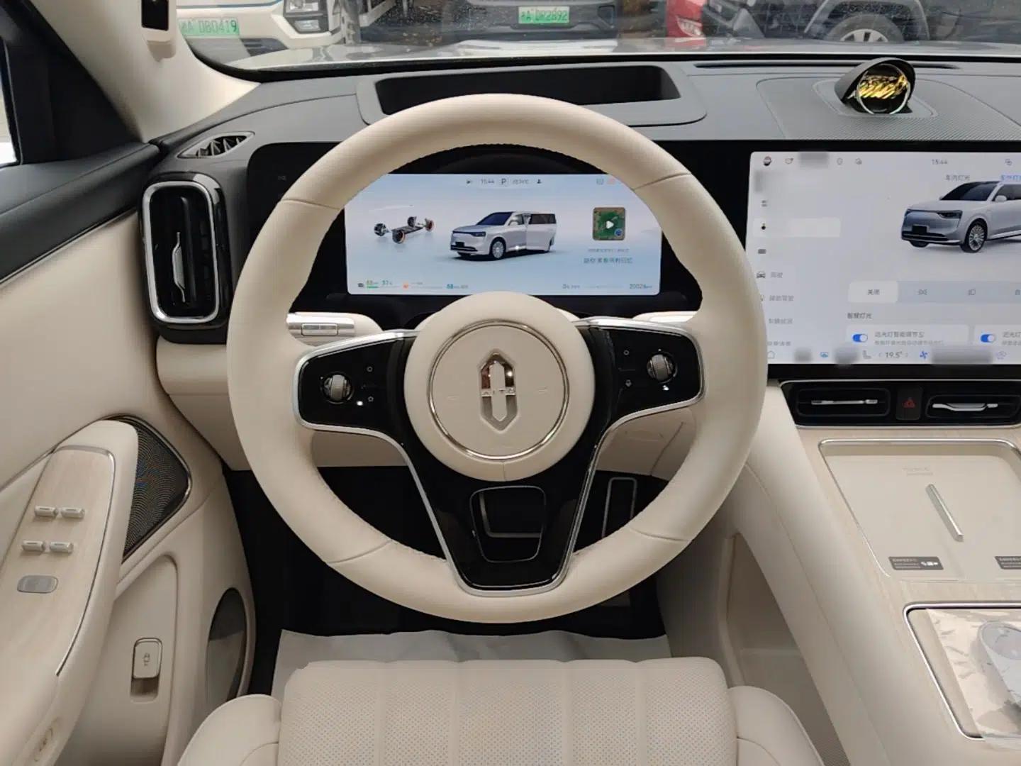 Hima AITO M8 2025 Extended-Range Ultra Version 53.4 kWh 6-Seater Edition — миниатюра 13
