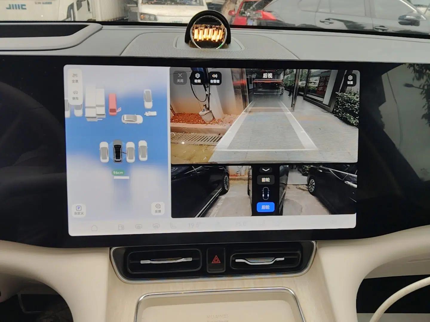 Hima AITO M8 2025 Extended-Range Ultra Version 53.4 kWh 6-Seater Edition — миниатюра 15