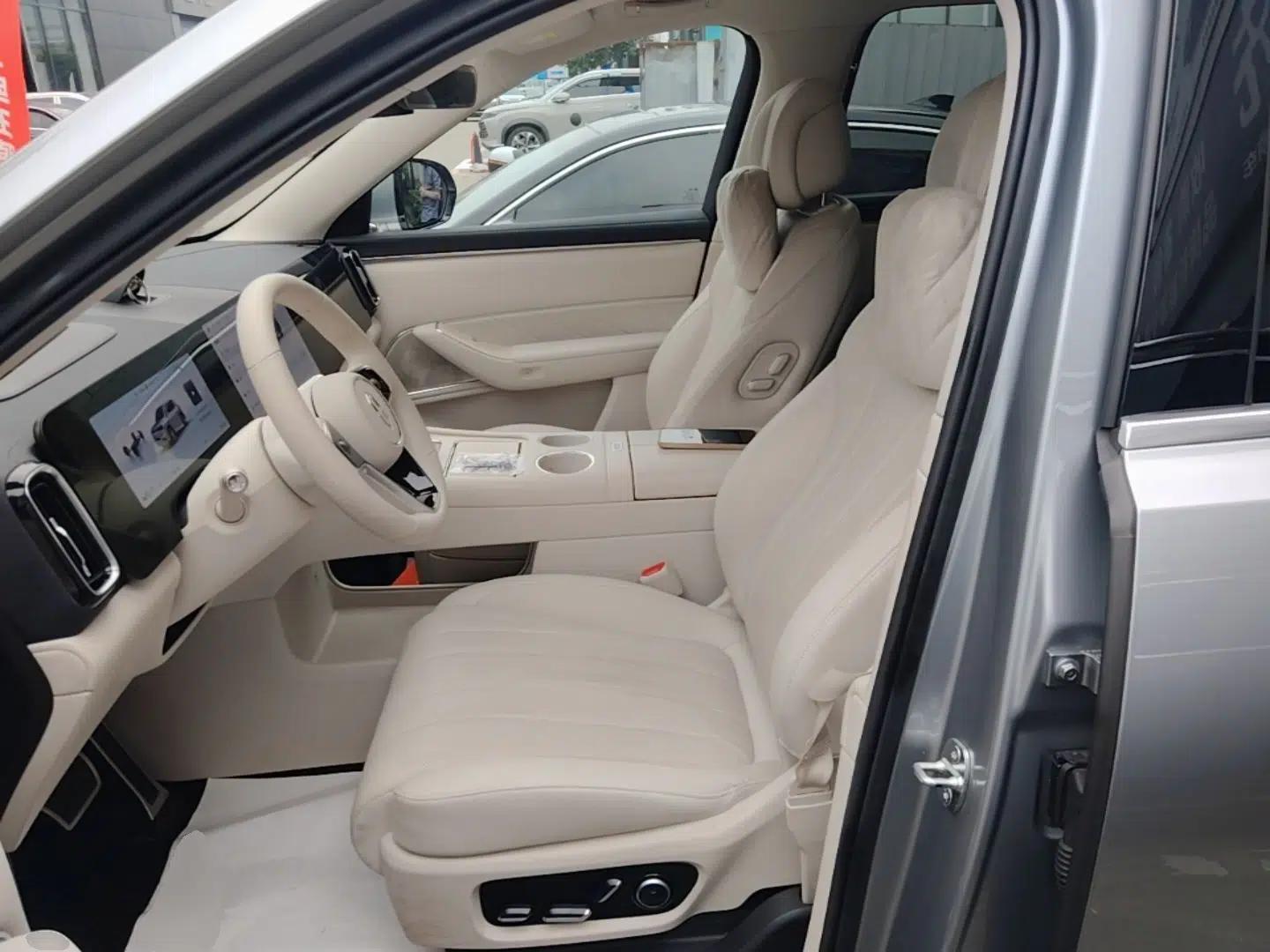 Hima AITO M8 2025 Extended-Range Ultra Version 53.4 kWh 6-Seater Edition — миниатюра 17