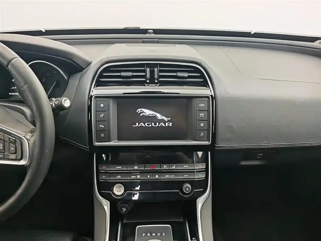 Jaguar XE 2015 2.0T 200PS R-Sport — миниатюра 12