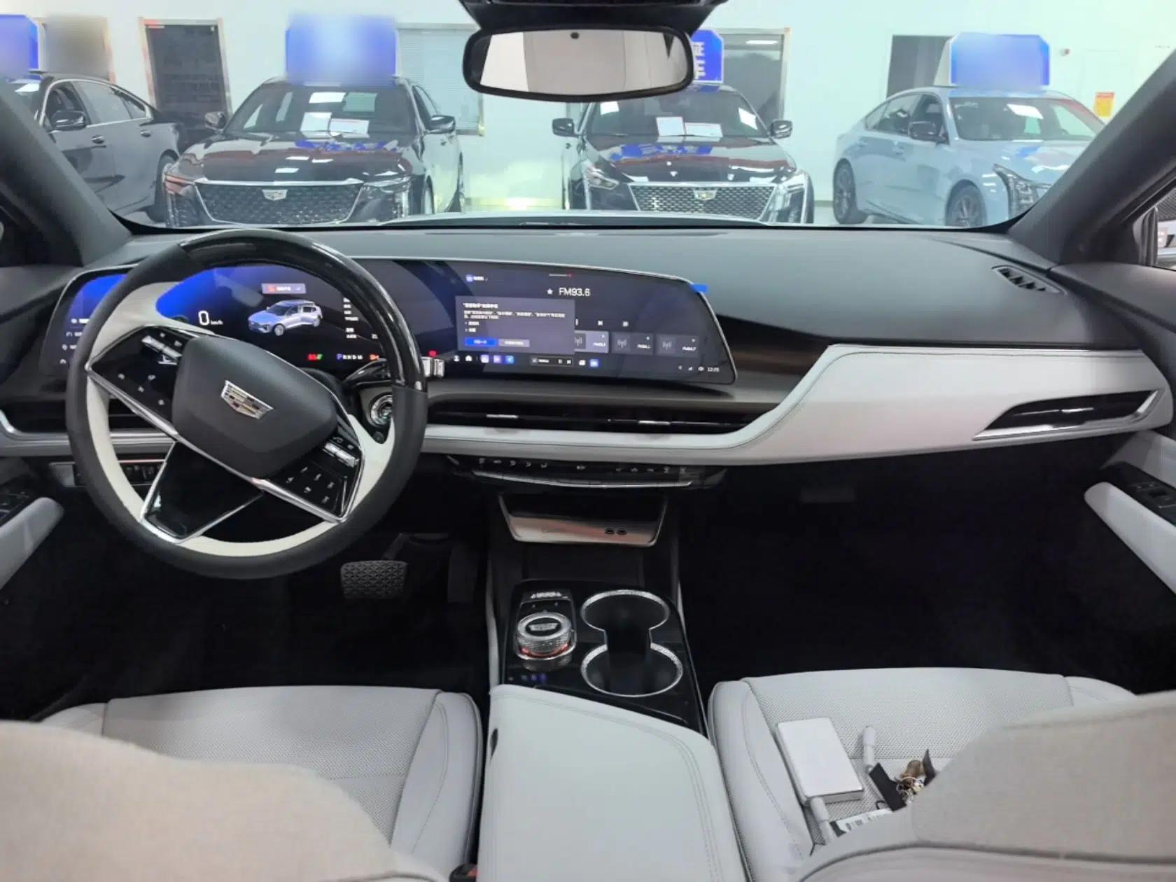 Cadillac GT4 2023 25T Luxury Model — миниатюра 13