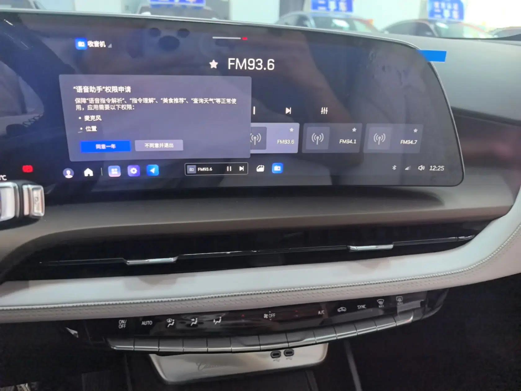 Cadillac GT4 2023 25T Luxury Model — миниатюра 16