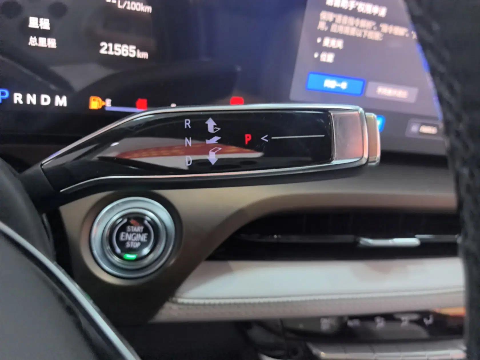 Cadillac GT4 2023 25T Luxury Model — миниатюра 17