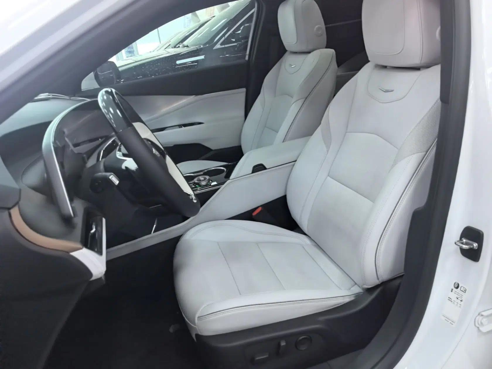 Cadillac GT4 2023 25T Luxury Model — миниатюра 18