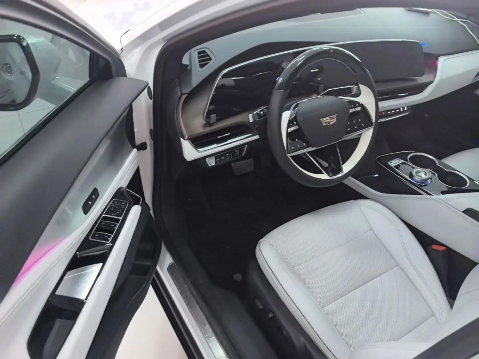 Cadillac GT4 2023 25T Luxury Model — миниатюра 19
