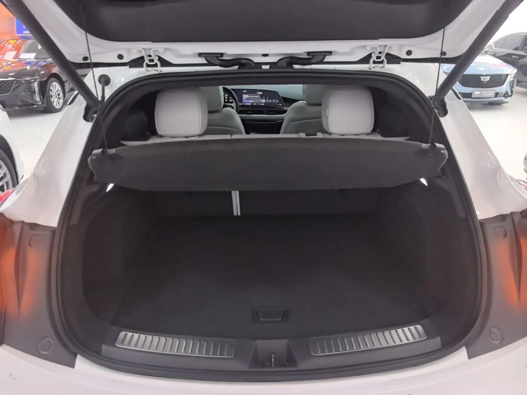 Cadillac GT4 2023 25T Luxury Model — миниатюра 22