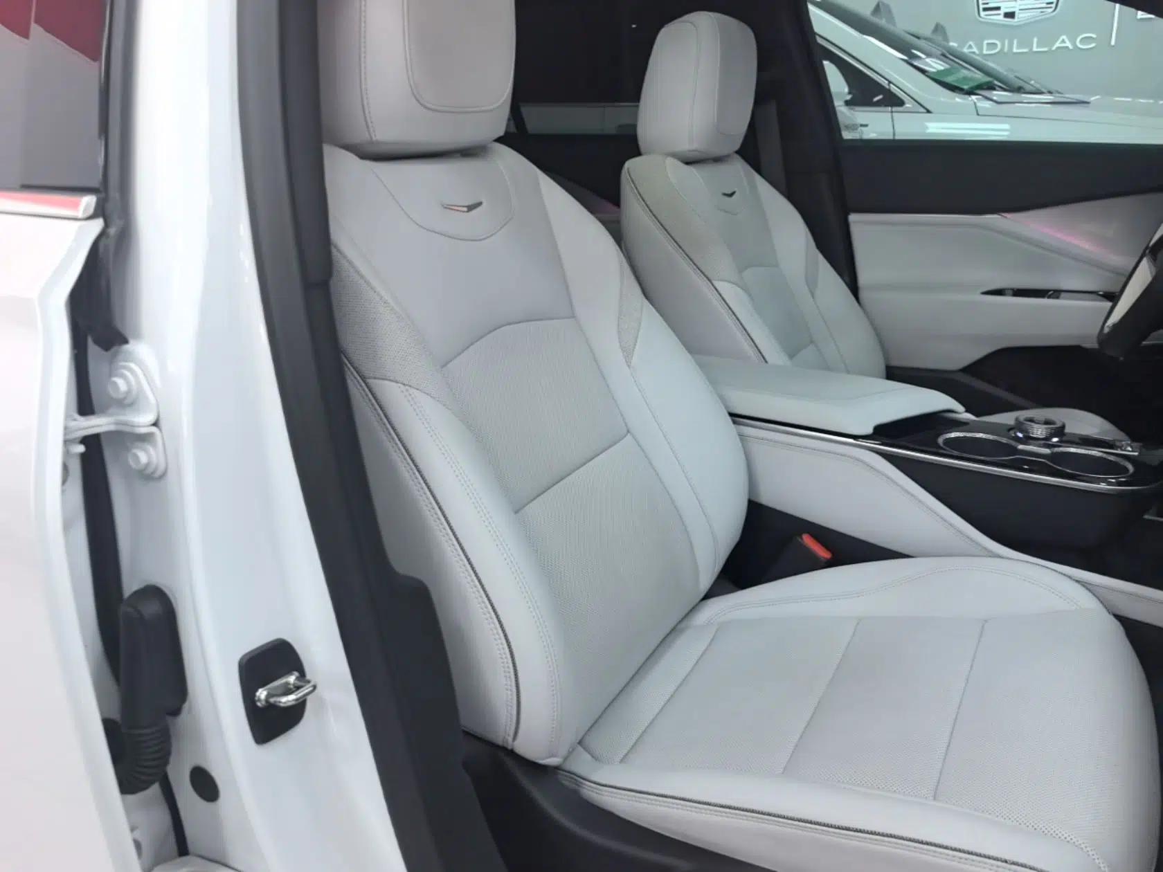 Cadillac GT4 2023 25T Luxury Model — миниатюра 23