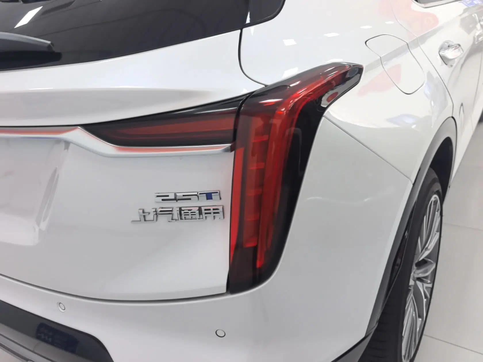 Cadillac GT4 2023 25T Luxury Model — миниатюра 7