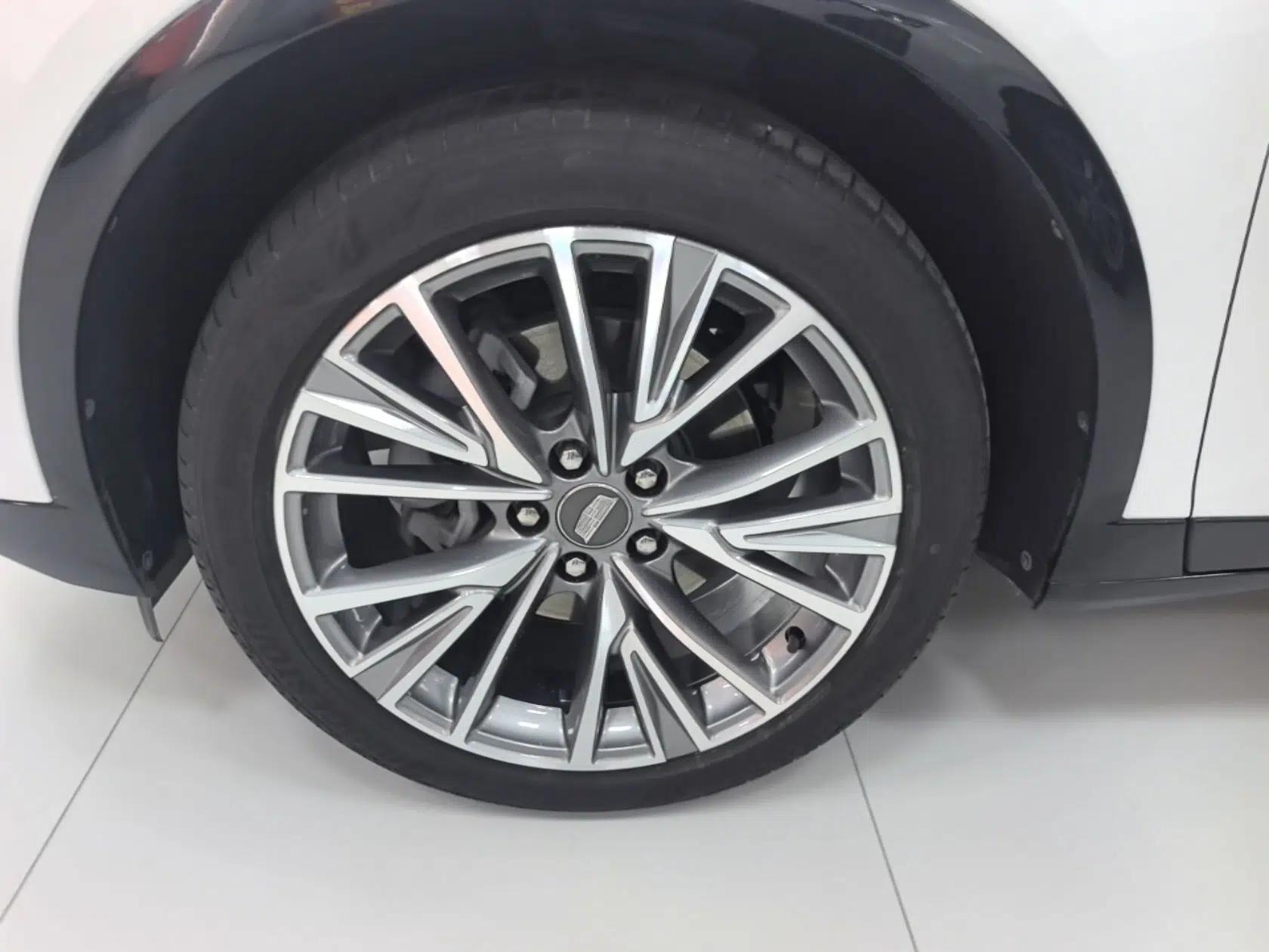 Cadillac GT4 2023 25T Luxury Model — миниатюра 8