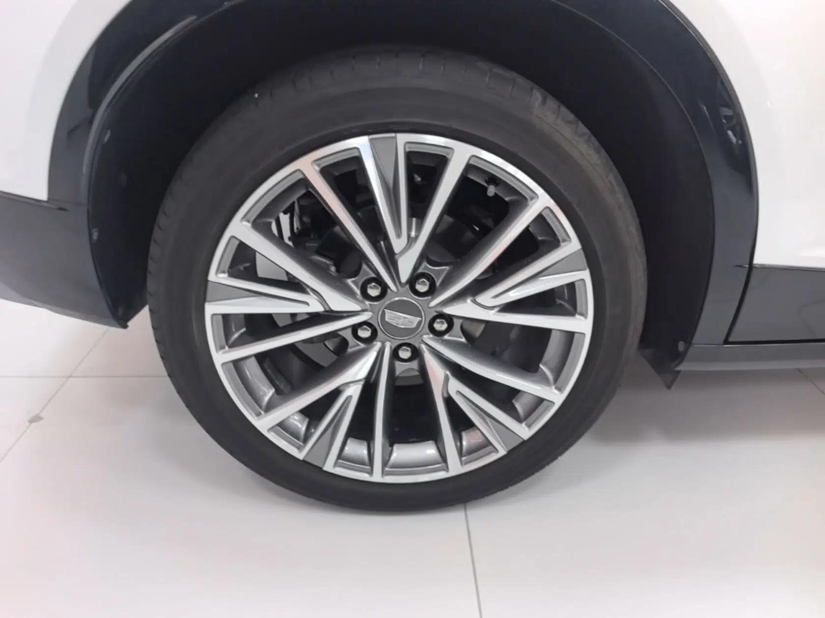 Cadillac GT4 2023 25T Luxury Model — миниатюра 10