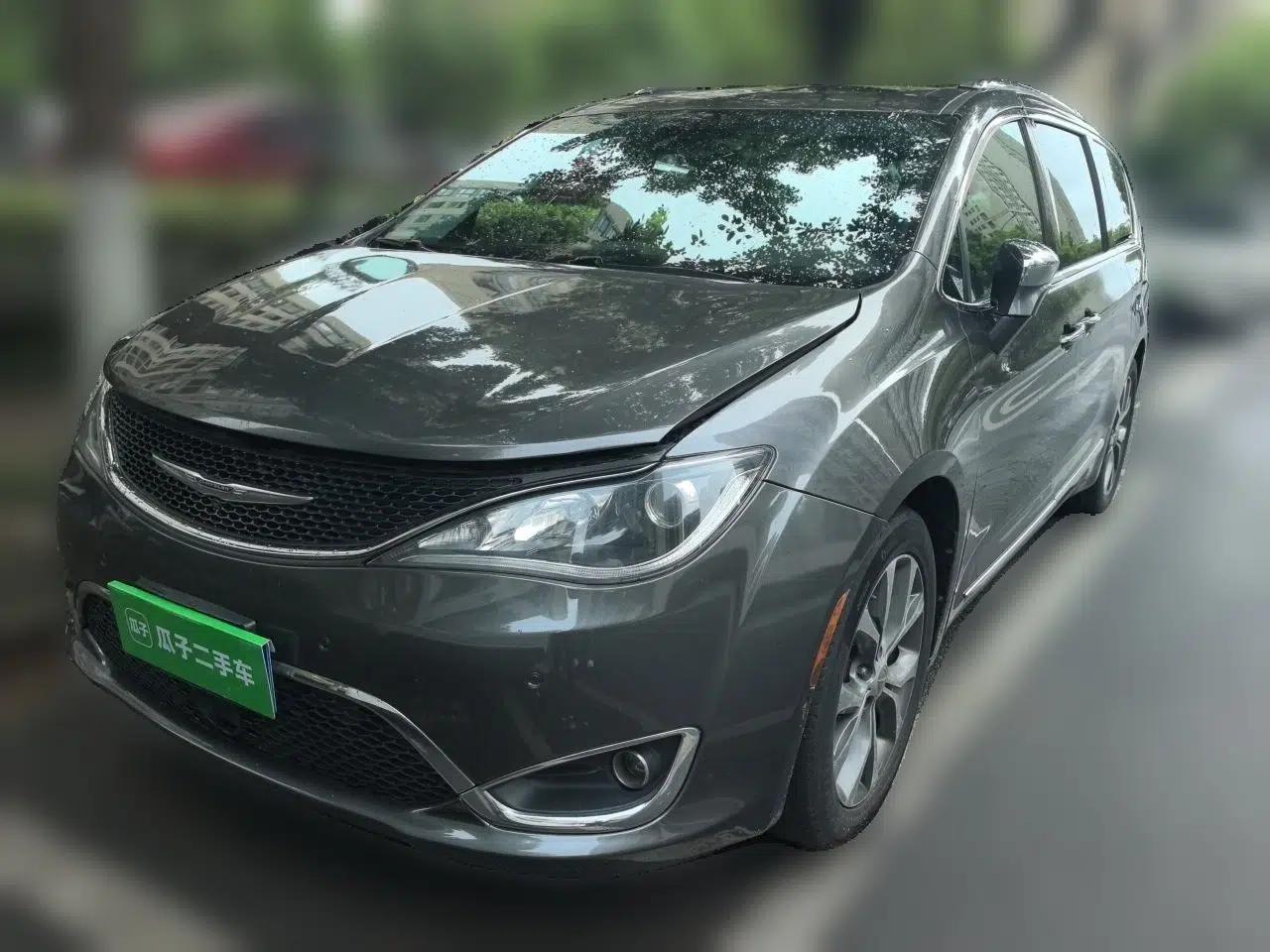 Chrysler Grand Voyager 2017 3.6L Premium Edition — миниатюра 1