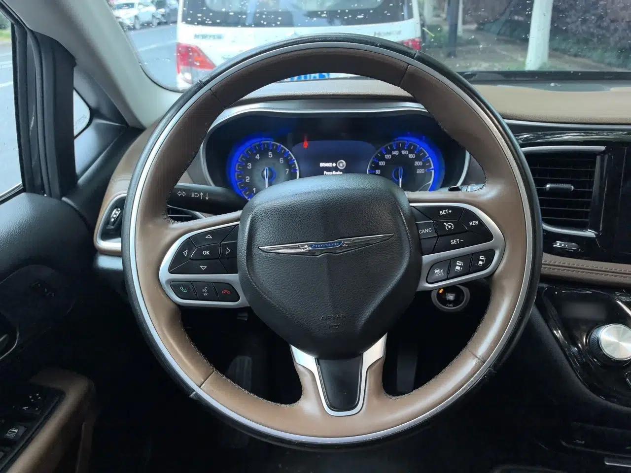Chrysler Grand Voyager 2017 3.6L Premium Edition — миниатюра 11