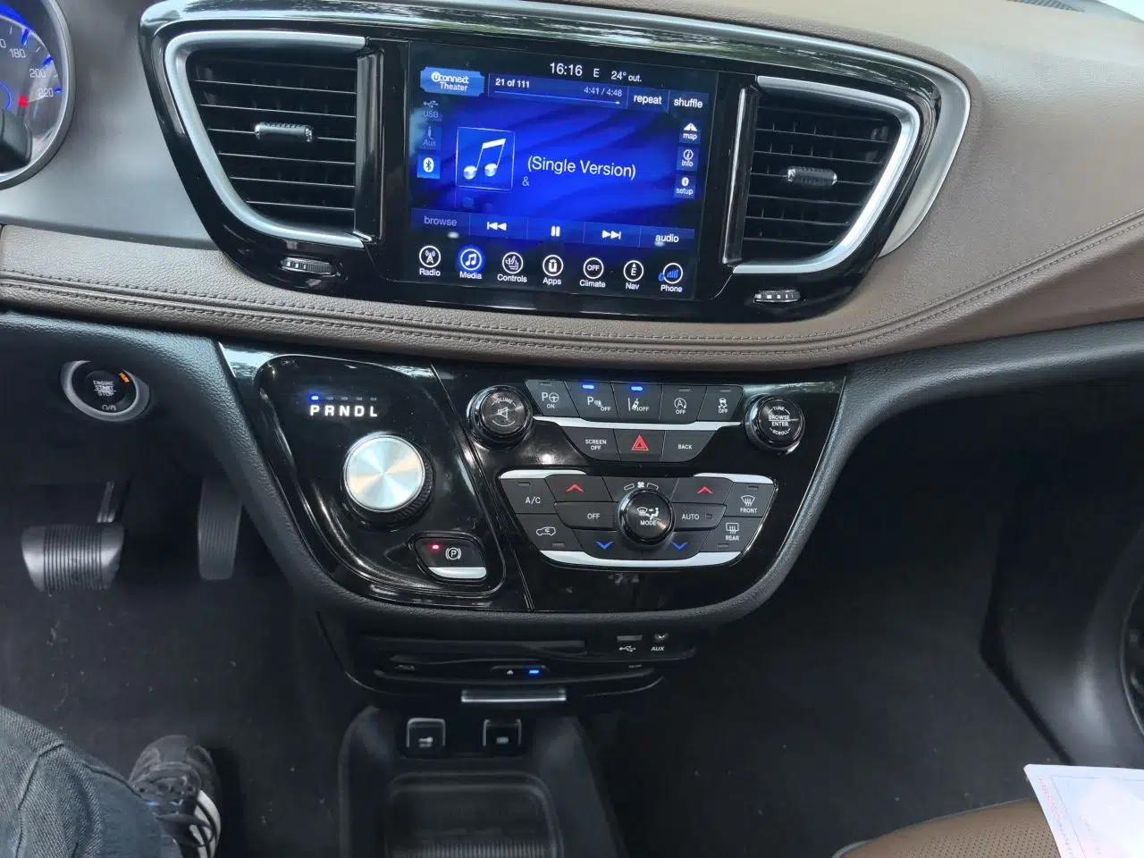 Chrysler Grand Voyager 2017 3.6L Premium Edition — миниатюра 14