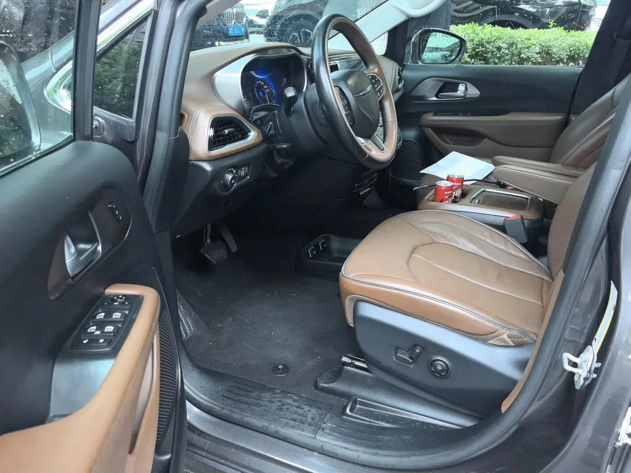Chrysler Grand Voyager 2017 3.6L Premium Edition — миниатюра 17