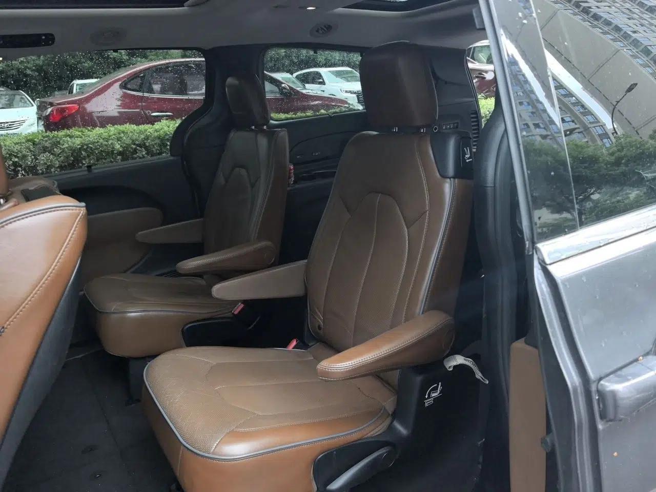 Chrysler Grand Voyager 2017 3.6L Premium Edition — миниатюра 18