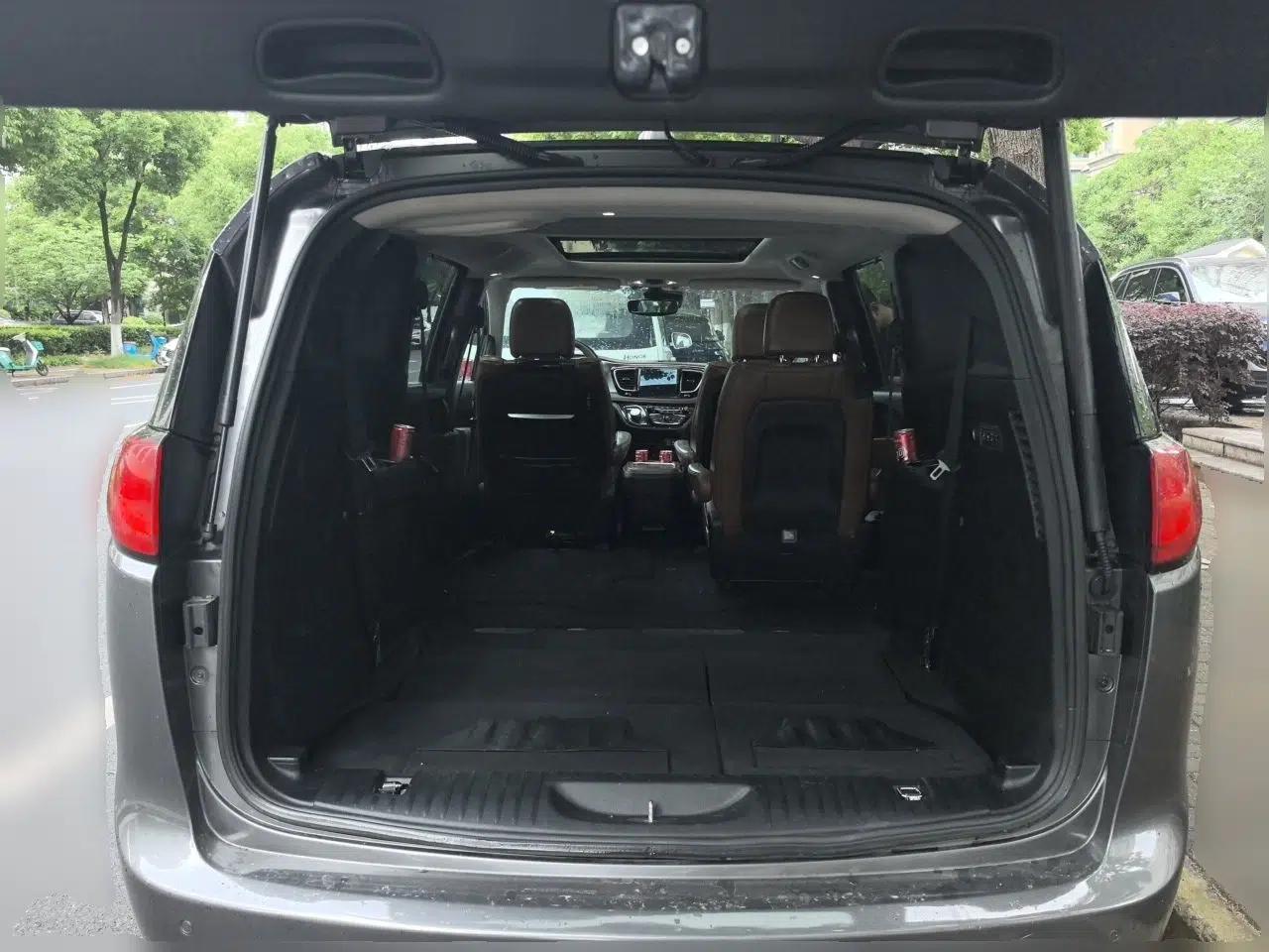 Chrysler Grand Voyager 2017 3.6L Premium Edition — миниатюра 20