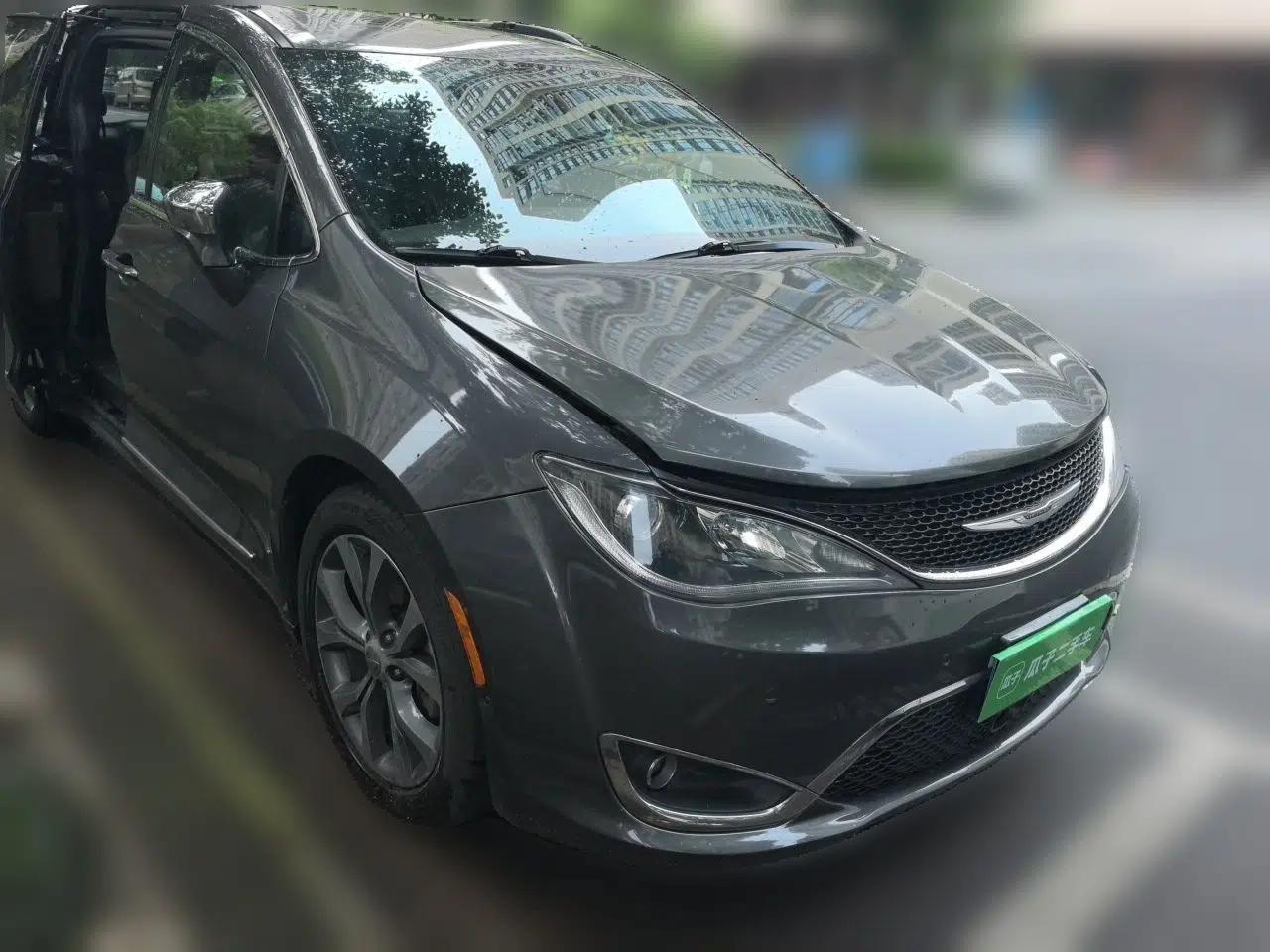 Chrysler Grand Voyager 2017 3.6L Premium Edition — миниатюра 3
