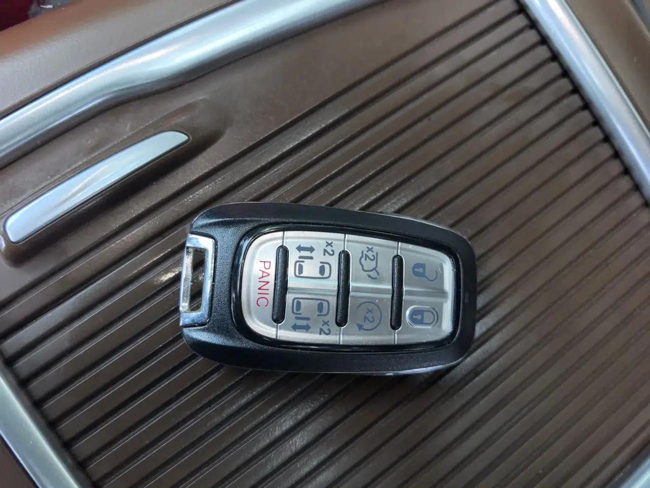 Chrysler Grand Voyager 2017 3.6L Premium Edition — миниатюра 9