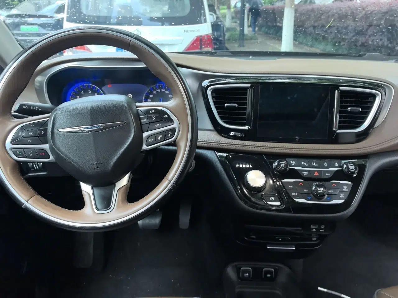 Chrysler Grand Voyager 2017 3.6L Premium Edition — миниатюра 10