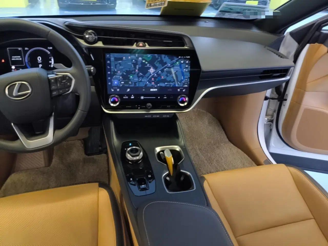Lexus RZ 2023 450e All-Wheel Drive Luxury Edition — миниатюра 15