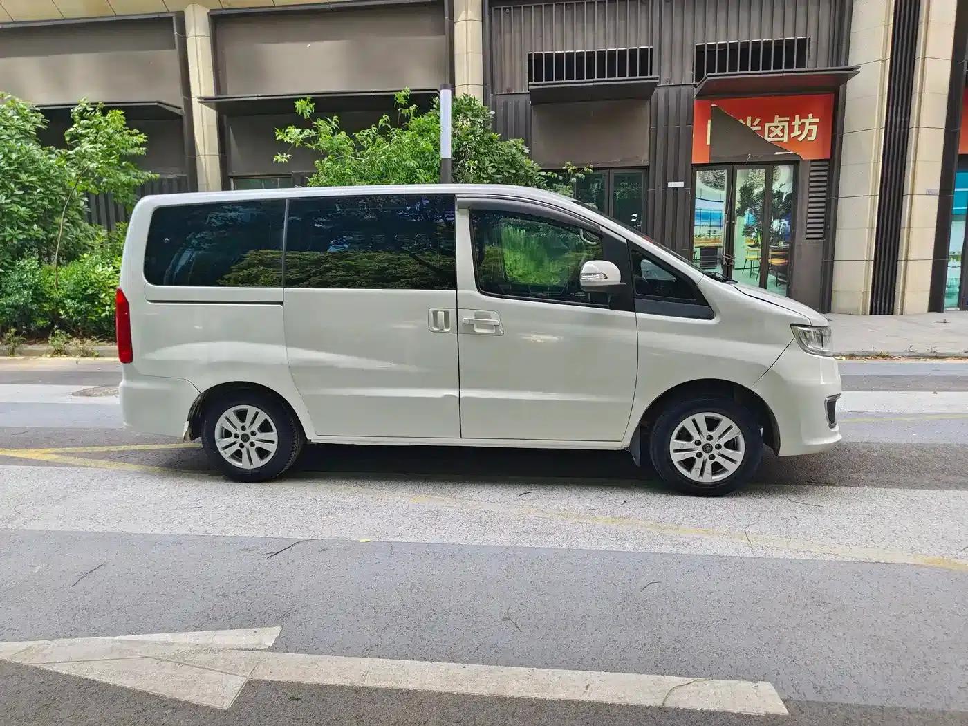 Refine M3 2016 IKEA Edition 1.6L Luxury Smart Model — миниатюра 4