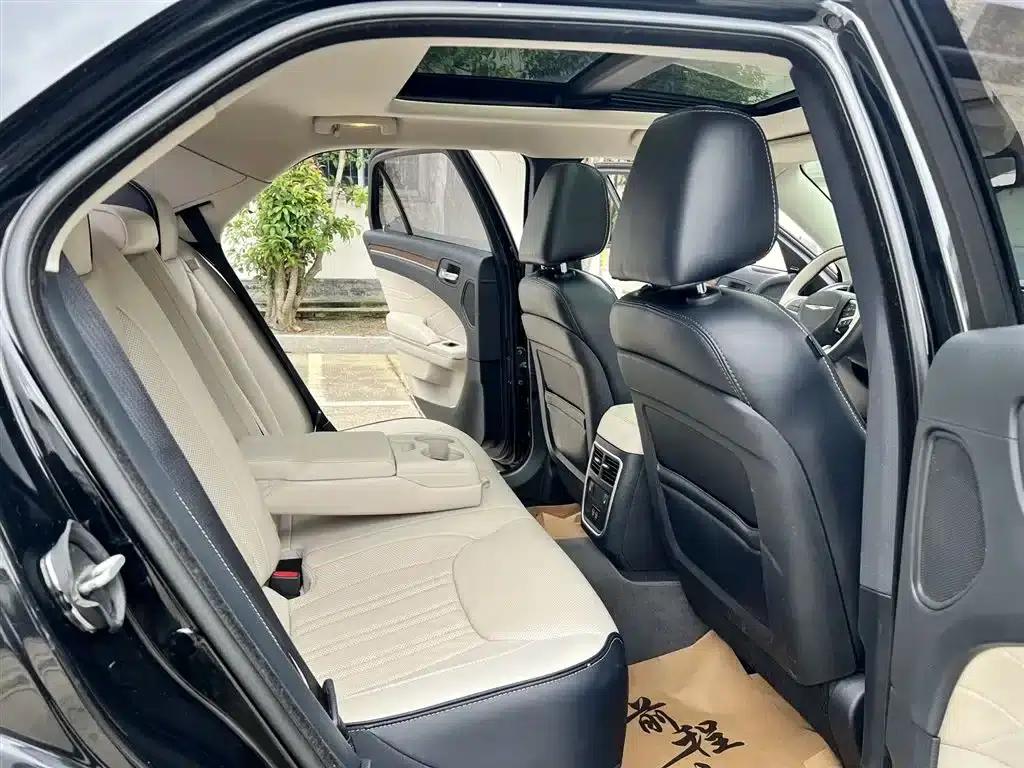 2016 Chrysler 300C Imported Model 3.0L Super Edition — миниатюра 11