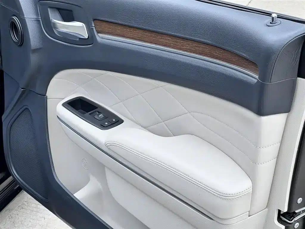 2016 Chrysler 300C Imported Model 3.0L Super Edition — миниатюра 13