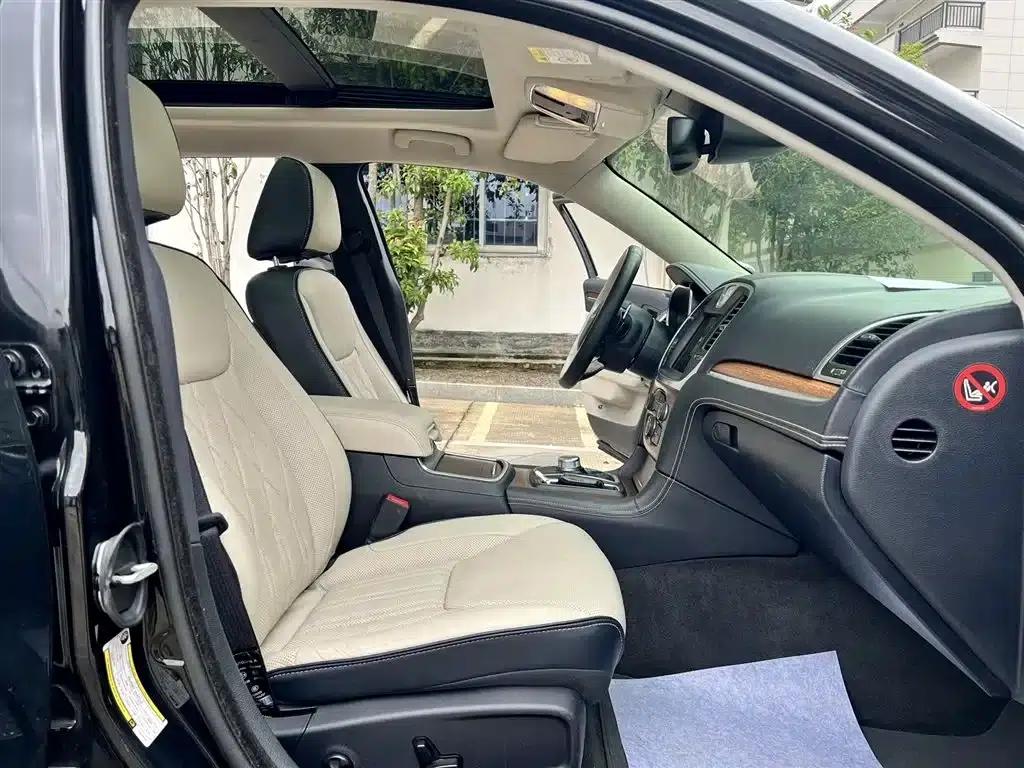 2016 Chrysler 300C Imported Model 3.0L Super Edition — миниатюра 14