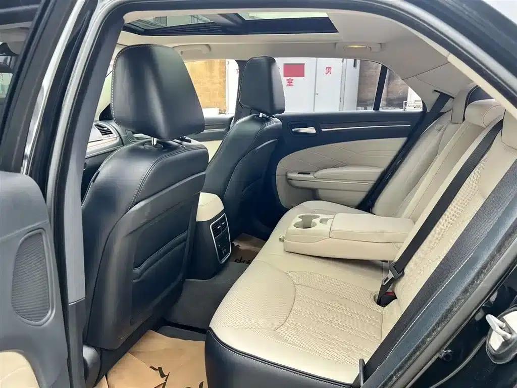 2016 Chrysler 300C Imported Model 3.0L Super Edition — миниатюра 15