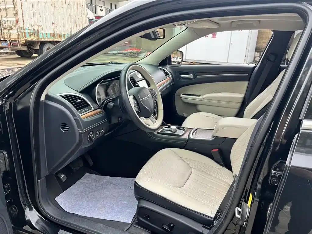 2016 Chrysler 300C Imported Model 3.0L Super Edition — миниатюра 16