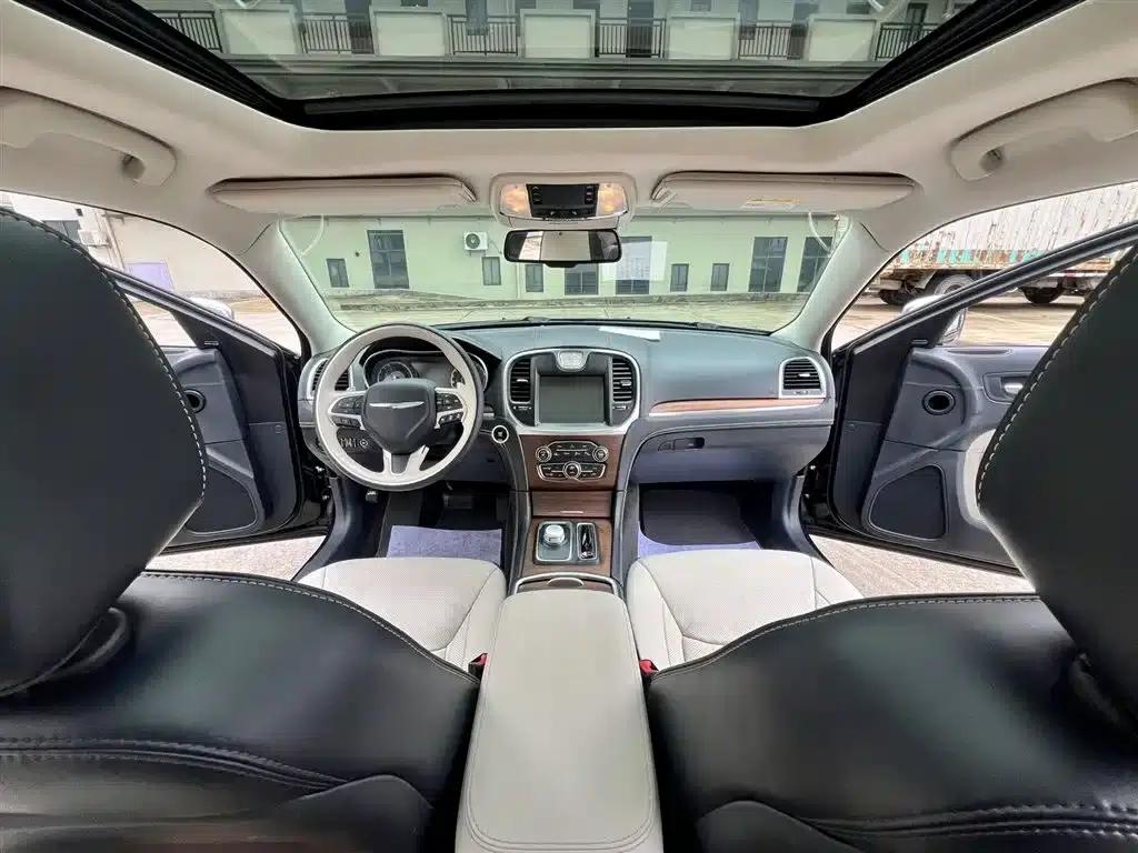 2016 Chrysler 300C Imported Model 3.0L Super Edition — миниатюра 9
